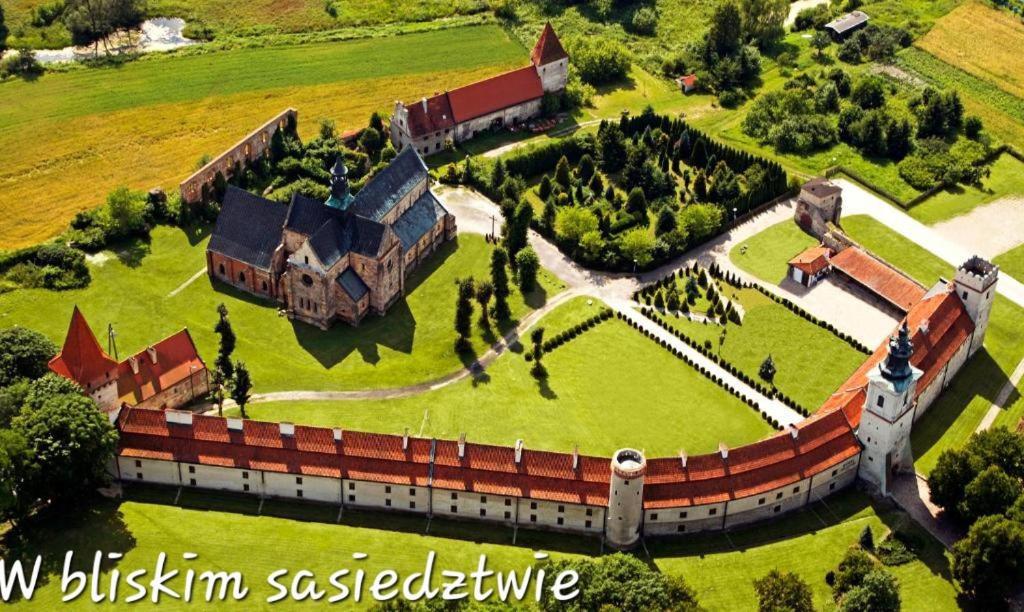 Bialy Dom Apartamento Sulejów Exterior foto